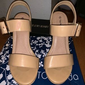TAN WEDGES